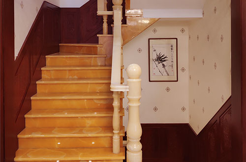 定西中式别墅室内汉白玉石楼梯的定制安装装饰效果